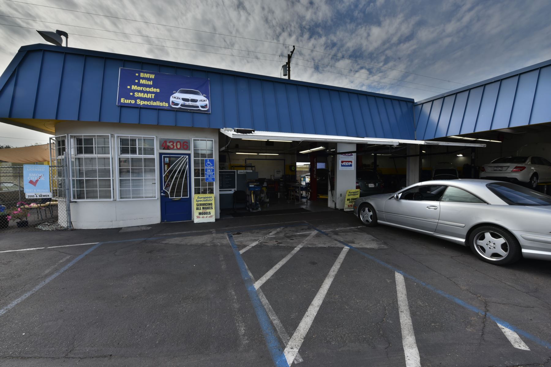 Pacific Highway Auto Repair - our service bays