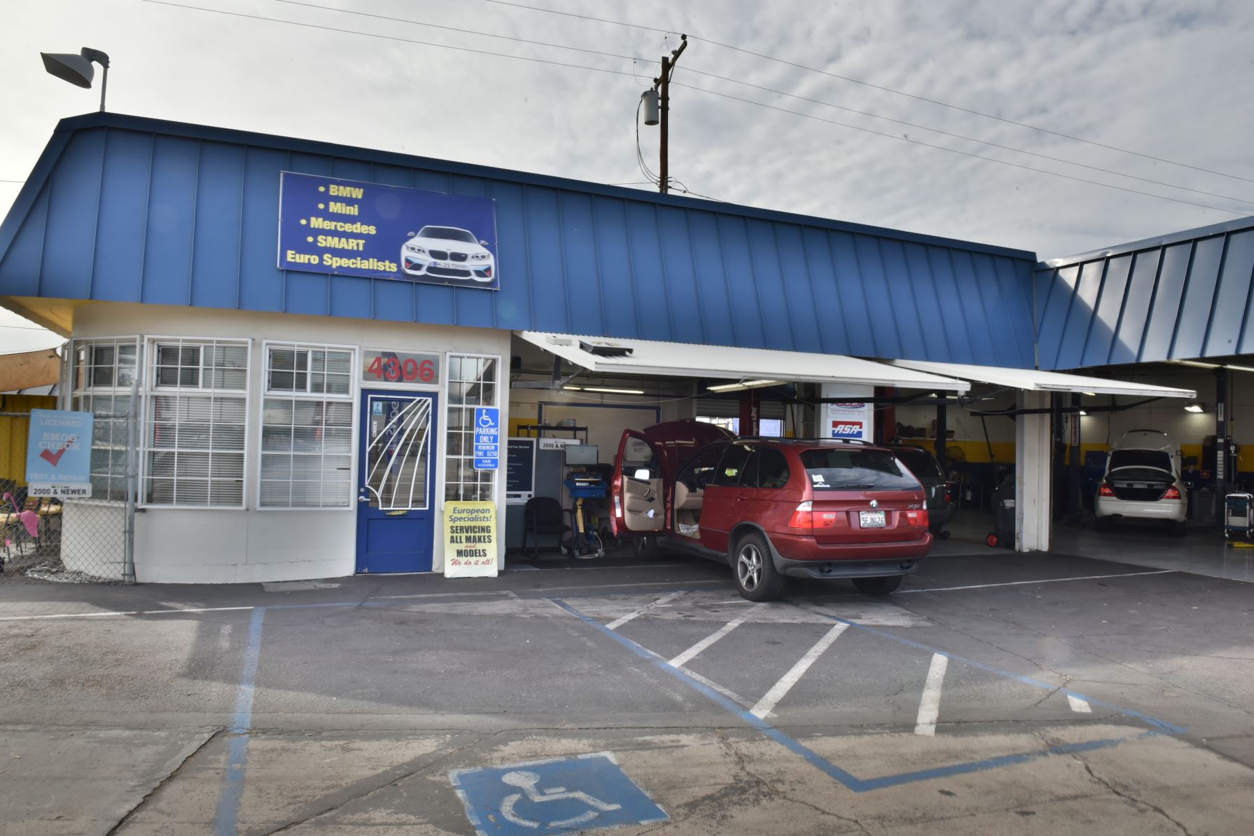 Pacific Highway Auto Repair - front of the service bays